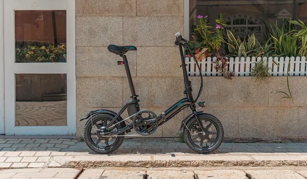 English: The Fiido D3pro electric bike is standing next to the wall.