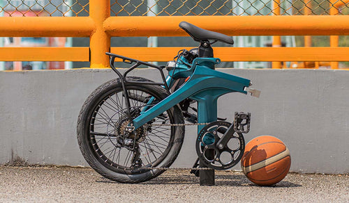 The Fiido X electric bicycle has a compact folding design, demonstrating its portability and practicality.