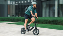 Lee was riding his Fiido D3 Pro electric bicycle to work on his way.