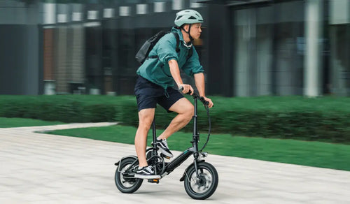 Lee was riding his Fiido D3 Pro electric bicycle to work on his way.