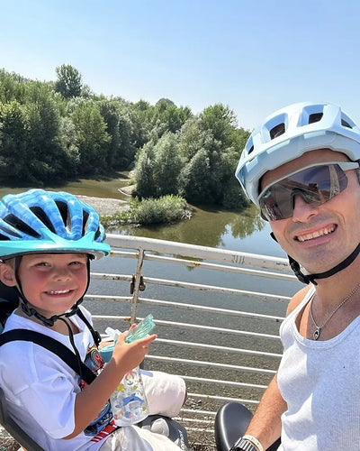 User Nicola Maffei and his child take a photo with a Fiido Titan electric bike.